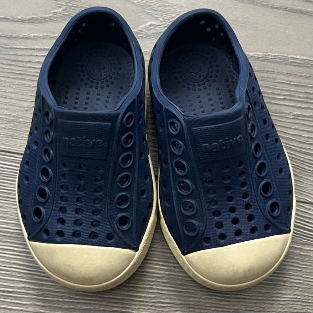 Native navy toddler shoes size 4